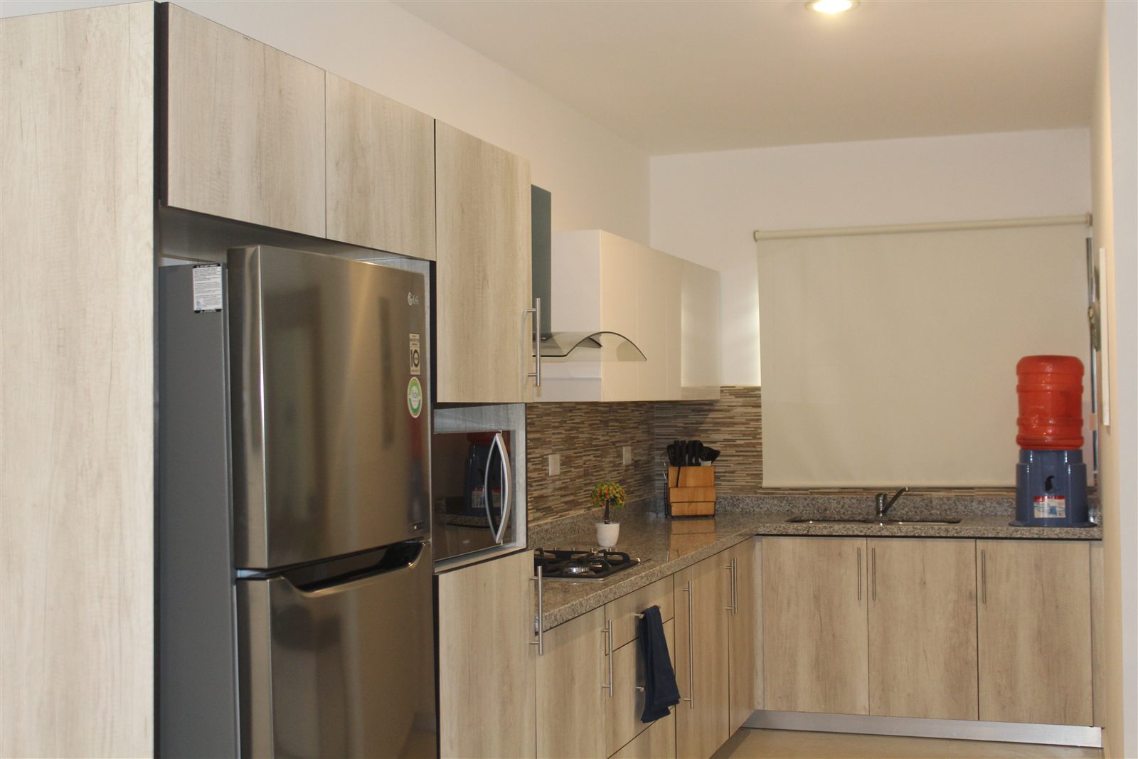 Cocina equipada con cubierta de granito