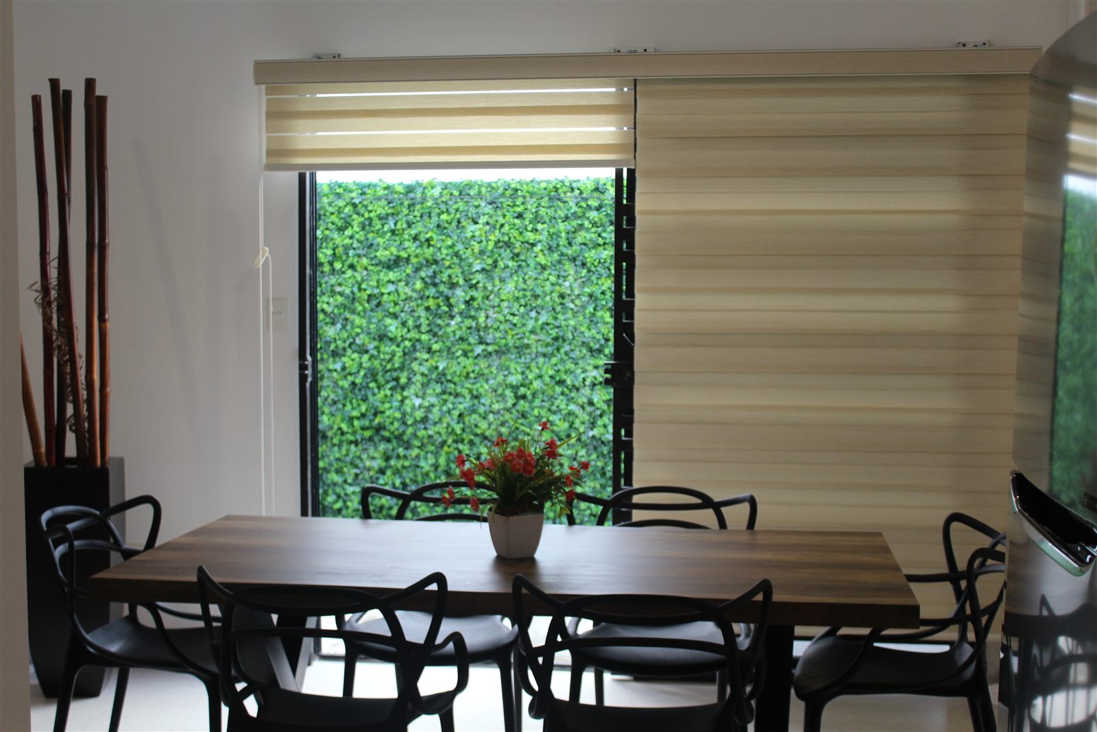 Sala amplia con sofá esquinero